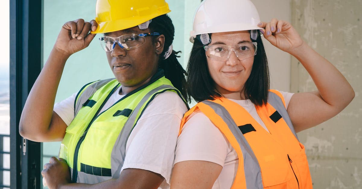OnlyFans Contractor vs Employee: Hiring Editors, Chatters, Assistants, and Admin Help